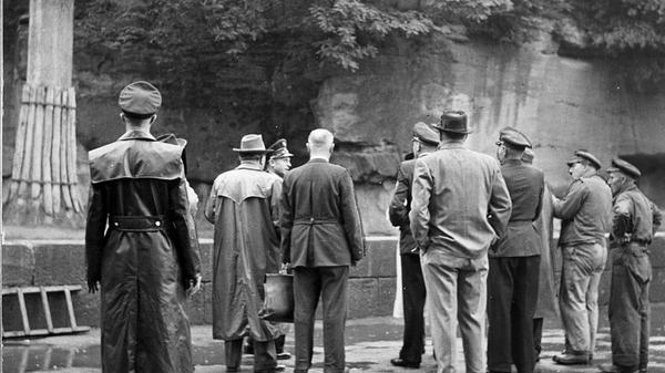 Der Tiergarten hat allerdings auch dunkle Geschichts-Kapitel: Im Juli 1954 beging Joseph Hajek Selbstmord - er wurde im Löwengehege im Nürnberger Tiergarten gefunden.