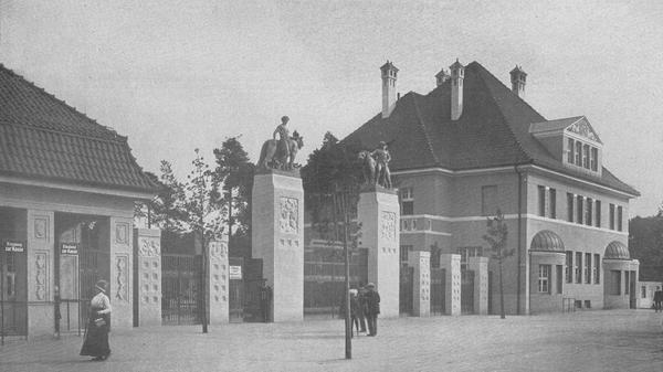 Der alte Tiergarten befand sich bis 1939 zunächst auf einem Areal in der Nähe des Dutzendteichs. 883 Tiere 193 verschiedener Arten beherbergte der Tiergarten am Ende des Eröffnungsjahres, darunter die russische Braunbärin Mischka, die indische Elefantenkuh Memy sowie Strauße, Kängurus und Eisbären. Allerdings starben bereits im ersten Jahr mehrere Tiere, vor allem an den Folgen von Besucherfütterungen. Die Dauerkarte kostete in den ersten Jahren 20 Mark, die Tageskarte 80 Pfennig.