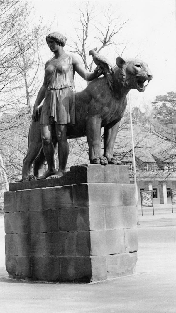 Zwei imposante Raubtierstatuen wachen seit der Eröffnung 1912 über das Eingangsportal des Tiergartens. Die Bronzefiguren eines Löwen und eines Tigers mit einem Mann und einer Frau an der Seite schuf der Nürnberger Bildhauer Philipp Kittler.