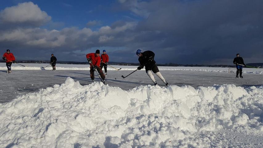 Wer braucht eine Eishalle, wenn er den Altmühlsee hat? Karl Kroll hat uns dieses Foto von einem Eishockeyspiel auf dem zugefrorenen See geschickt. Sie haben auch ein schönes Foto für uns? Schicken Sie es uns.
