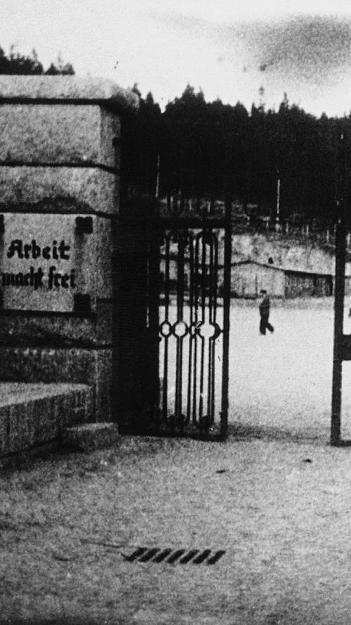 Das Tor zum Konzentrationslager Flossenbürg, welches im Mai 1938 gegründet und von den Nationalsozialisten als Arbeitslager genutzt wurde.