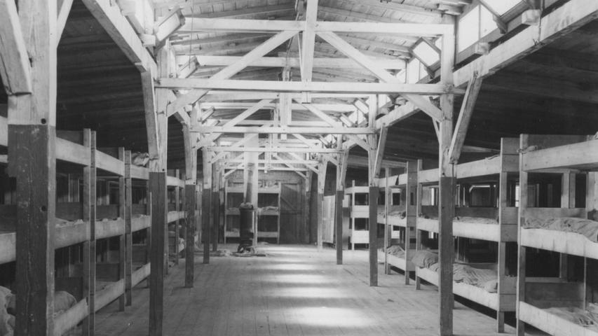 Die Gefangenen wurden im Lager Flossenbürg gedemütigt, unterdrückt und mussten bis zur Erschöpfung oder sogar bis zum Tod arbeiten. Bis zur Befreiung durch die Alliierten waren etwa 100.000 Menschen in diesem Konzentrationslager inhaftiert.