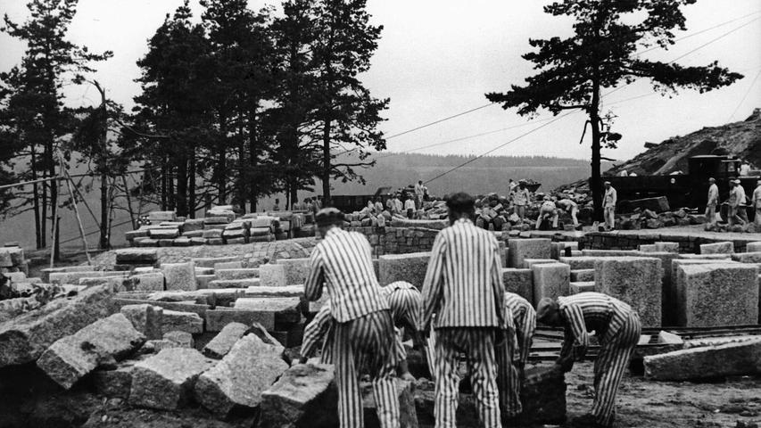 Als Strafe zwangen die SS-Wärter Häftlinge dazu, Steine stundenlang im Kreis zu tragen. Viele Menschen überlebten die Tortur nicht. Nach Arbeitsschluss mussten die Häftlinge die Leichen zurück ins Lager tragen.