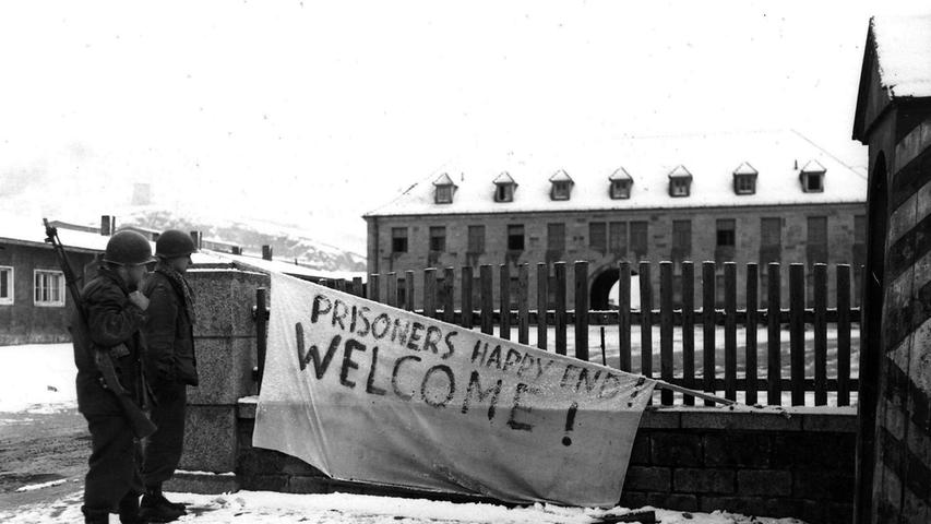 April 1945 begann die Auflösung des Konzentrationslagers. Als die US-Armee am 23. April das Lager befreite, fanden sie fast nur kranke Menschen vor. Ein Großteil der Häftlinge wurde von den Wärtern auf lange Todesmärsche getrieben, um eine Rettung durch die Alliierten unmöglich zu machen. Pfarrer Dietrich Bonhoeffer gehört zu den bekanntesten Häftlingen, die im KZ Flossenbürg ihr Leben lassen mussten.