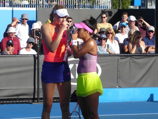 Sprechen ihre Taktik ab: die beiden britischen Spielerinnen Naomi Broady (links) und Heather Watson beim Damen-Doppel. Sprechen ihre Taktik ab: die beiden britischen Spielerinnen Naomi Broady (links) und Heather Watson beim Damen-Doppel.