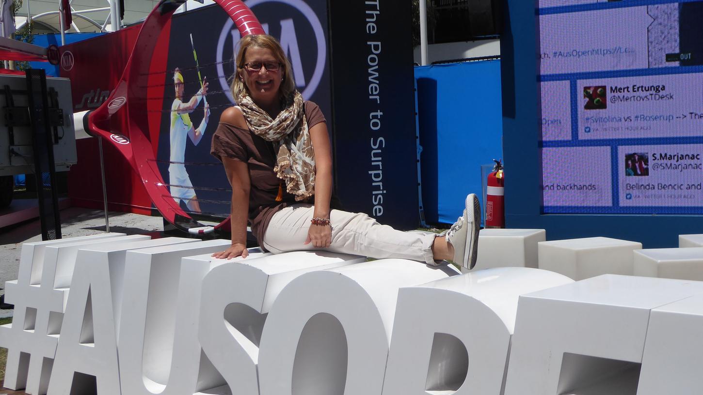 Ein Schnappschuss fürs Reise-Album: Elke Zapf auf dem Schriftzug mit dem Hashtag der Australien Open. Ein Schnappschuss fürs Reise-Album: Elke Zapf auf dem Schriftzug mit dem Hashtag der Australien Open.