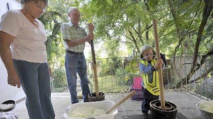 In Ziegelstein wird gehobelt und gestampft