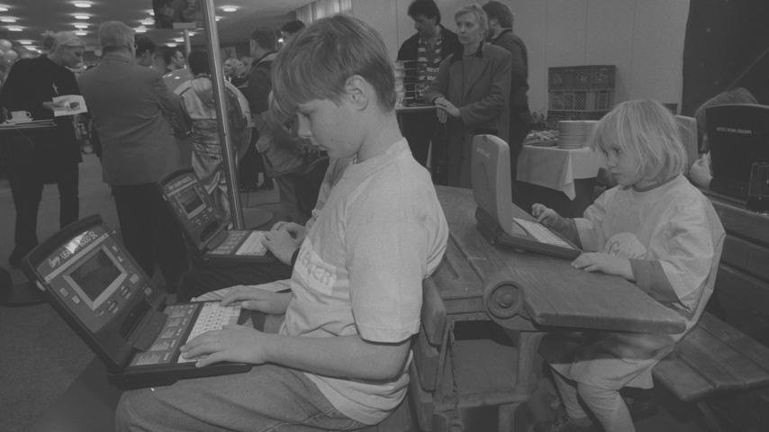1998 ist der Fortschritt bei den Computern gegenüber 1985 schon deutlich zu erkennen. Das Foto zeugt Modelle, an denen Kinder lernen sollen.