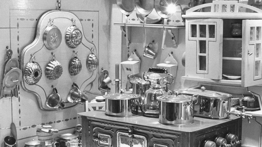 Mit Nostalgie ließen sich auch 1966 schon Geschäfte machen - zum Beispiel mit dieser Puppenküche aus der Zeit um 1900.