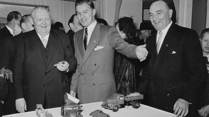 Von Anfang an schauten regelmäßig Prominente auf der Schau vorbei. 1952 gab sich Ludwig Erhard die Ehre - natürlich mit Zigarre in der Hand.