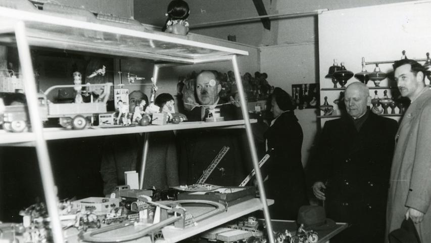 Im März 1950 ging's los: Die Spielwarenmesse ist zum ersten Mal in Nürnberg zu Besuch. Bis vor den 2. Weltkrieg hatte die wichtigste Messe der Branche noch in Leipzig stattgefunden - doch das lag nun in der DDR. Franken wurde zur neuen Heimat - und ist es bis heute geblieben.