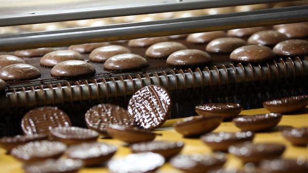 Was gibt es zu kaufen? Die Lebkuchenfirma Wolff gehört seit 1994 zur Lambertz-Gruppe. Noch immer werden am Nürnberger Standort Lebkuchen produziert, im Werksverkauf gibt es aber auch edle Plätzchen, Lebkuchen und Kaffeegebäck. Was kann ich sparen? Das Unternehmen bietet im Werksverkauf unterschiedliche Sonderangebote an. Adresse: Kilianstraße 96, 90425 Nürnberg Öffnungszeiten: Mo-Fr: 9-17 Uhr (Januar-August); Mo-Fr: 9-18 Uhr und Sa: 9-15 Uhr (September-Dezember)