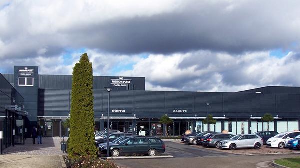 Was gibt es zu kaufen? Der A6 Fashion Place besteht aus zwei Centern, die etwa 500 Meter voneinander entfernt sind. Er bietet Geschäfte von Luxus-Marken wie MAC, Estella, Lindt, Mustang bis hin zu Marc O'Polo. Was kann ich sparen? Das Einkaufsvillage bietet unterschiedliche Sonderangebote an. Adresse: Das "Piazza Outlet" liegt an der Autobahn 20, 91567 Herrieden. Das "Centro Outlet" liegt am Eichelberg 1, 91567 Herrieden. Öffnungszeiten: Mo-Sa: 10-19 Uhr