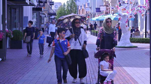 Was gibt es zu kaufen? Neben Pop-Up Stores und vielfältigen Restaurants hat so ziemlich jede luxuriösere Bekleidungsmarke einen Shop im Ingolstadt Village. Auf der Website erklärt das Outlet-Dorf, dass über 110 Designer-Boutiquen vertreten sind. Was kann ich sparen? Das Einkaufsvillage hat, je nach Shop, verschiedene Rabattaktionen. Besucherinnen und Besucher können bis zu 50 Prozent sparen. Adresse: Otto-Hahn-Straße 1,85055 Ingolstadt Öffnungszeiten: Mo-Sa: 10-20 Uhr