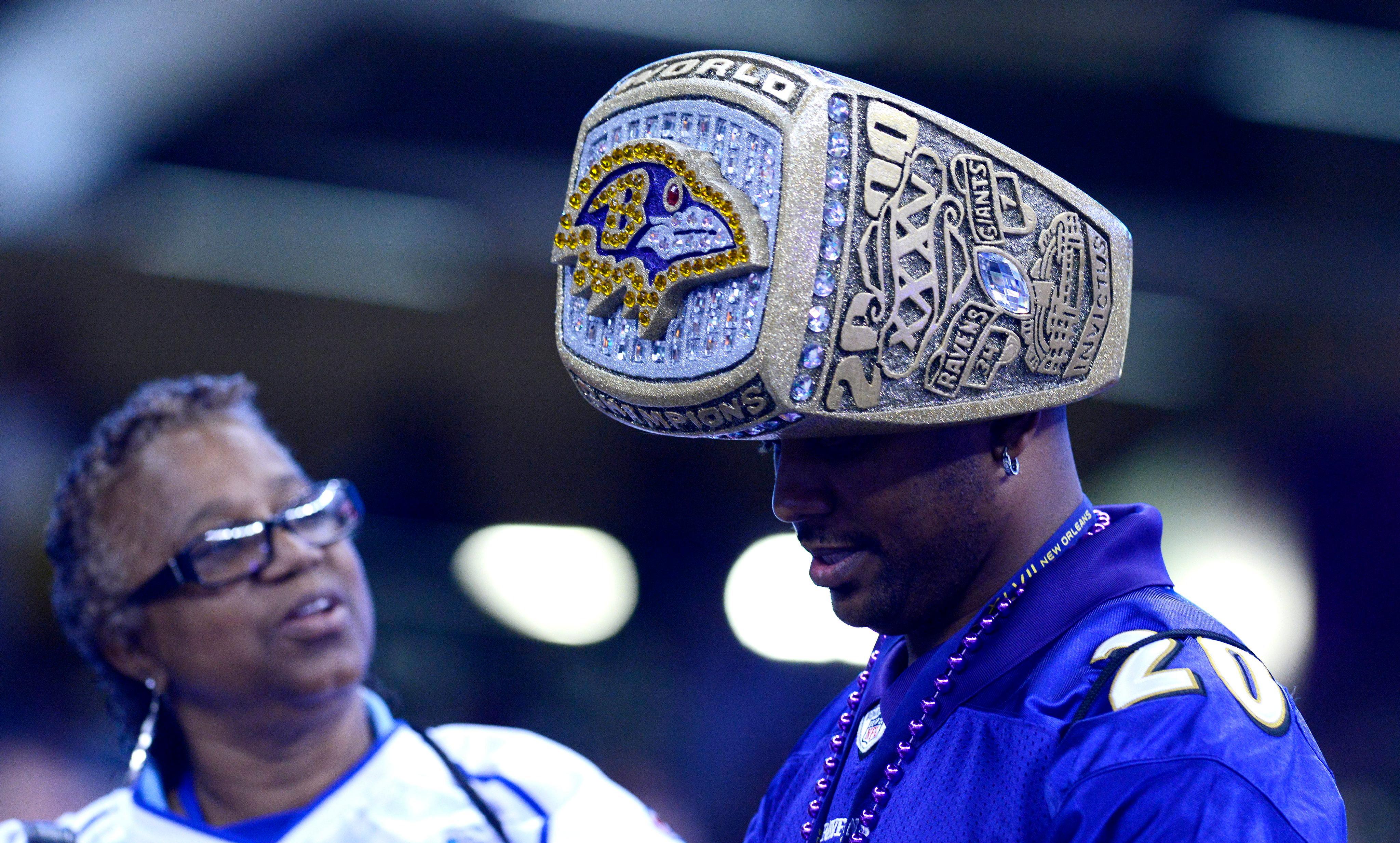 Ringe sind im US-Sport als Erinnerung an gewonnene Meisterschaften üblich - auch die fränkische Basketball-Legende Dirk Nowitzki hat so ein glanzvolles Stück in seiner Schmuckschatulle. Die NFL zahlt etwa 5000 US-Dollar pro Ring für bis zu 150 Stück - damit auch jeder Trainer und Betreuer ein Andenken an diesen besonderen Tag hat. Da die meisten Ringe aber mehr kosten, legt der Teambesitzer noch die Differenz oben drauf. Was auf keinem der Ringe fehlen darf: Das Teamlogo, welchen Super Bowl die Mannschaft gewonnen hat und natürlich eine Menge Diamanten und Steinchen.