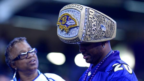 Ringe sind im US-Sport als Erinnerung an gewonnene Meisterschaften üblich - auch die fränkische Basketball-Legende Dirk Nowitzki hat so ein glanzvolles Stück in seiner Schmuckschatulle. Die NFL zahlt etwa 5000 US-Dollar pro Ring für bis zu 150 Stück - damit auch jeder Trainer und Betreuer ein Andenken an diesen besonderen Tag hat. Da die meisten Ringe aber mehr kosten, legt der Teambesitzer noch die Differenz oben drauf. Was auf keinem der Ringe fehlen darf: Das Teamlogo, welchen Super Bowl die Mannschaft gewonnen hat und natürlich eine Menge Diamanten und Steinchen.