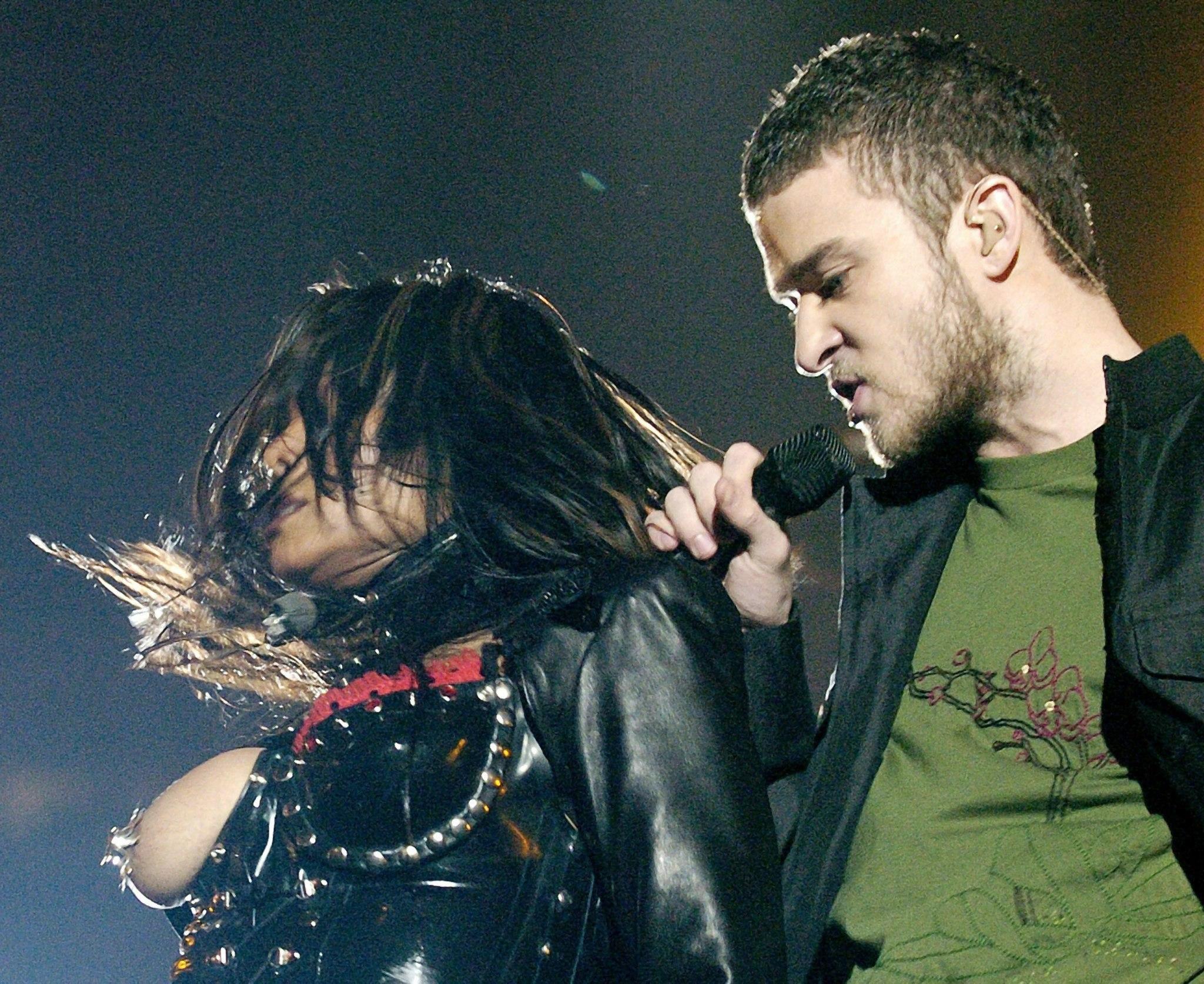 Die Halbzeit-Show ist inzwischen berüchtigt und ist am Montag nach dem Super Bowl das Gesprächsthema in den USA. Nicht zuletzt wegen solcher Skandale wie 2004, als Sängerin Janet Jackson - böse Zungen behaupten nicht ganz zufällig - eine Brust aus dem Kleid flog. Die prüde Gesellschaft in den Vereinigten Staaten war empört, zahlreiche Live-Übertragungen werden seitdem mit einer Verzögerung von wenigen Sekunden ausgestrahlt, um bei weiteren Skandalen die Übertragung rechtzeitig unterbrechen zu können. Interessanterweise war für Super Bowl LII wieder Justin Timberlake für die Halbzeit-Show verantwortlich, seinem Ruf scheint dieser Skandal also nicht sonderlich geschadet zu haben.