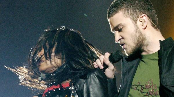 Die Halbzeit-Show ist inzwischen berüchtigt und ist am Montag nach dem Super Bowl das Gesprächsthema in den USA. Nicht zuletzt wegen solcher Skandale wie 2004, als Sängerin Janet Jackson - böse Zungen behaupten nicht ganz zufällig - eine Brust aus dem Kleid flog. Die prüde Gesellschaft in den Vereinigten Staaten war empört, zahlreiche Live-Übertragungen werden seitdem mit einer Verzögerung von wenigen Sekunden ausgestrahlt, um bei weiteren Skandalen die Übertragung rechtzeitig unterbrechen zu können. Interessanterweise war für Super Bowl LII wieder Justin Timberlake für die Halbzeit-Show verantwortlich, seinem Ruf scheint dieser Skandal also nicht sonderlich geschadet zu haben.