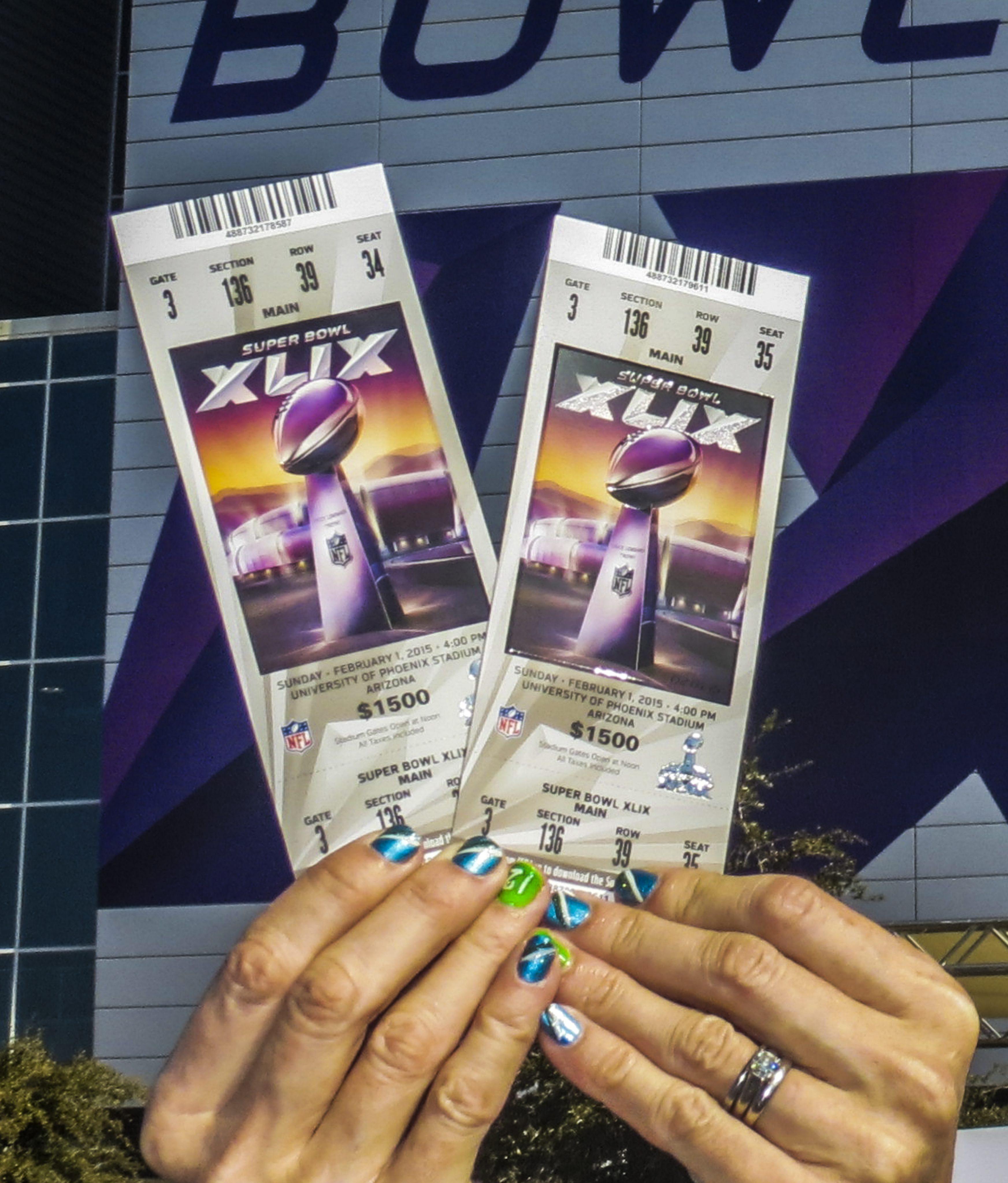 Nicht nur auf dem Rasen, sondern auch auf den Tribünen ist der Super Bowl ein Event der Superlative. Über den Anbieter Ticketmaster sind Karten für das diesjährige Finale zwischen den Philadelphia Eagles und den Kansas City Chiefs inkl. aller Gebühren ab 7200 US-Dollar (etwa 6600 Euro) erhältlich, für sehr gute Sicht aufs Feld werden schon 20.000 US-Dollar und mehr fällig. Der Preis bleibt damit im Vergleich zum Vorjahr ziemlich stabil.