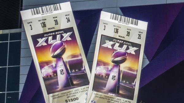 Nicht nur auf dem Rasen, sondern auch auf den Tribünen ist der Super Bowl ein Event der Superlative. Über den Anbieter Ticketmaster sind Karten für das diesjährige Finale zwischen den Philadelphia Eagles und den Kansas City Chiefs inkl. aller Gebühren ab 7200 US-Dollar (etwa 6600 Euro) erhältlich, für sehr gute Sicht aufs Feld werden schon 20.000 US-Dollar und mehr fällig. Der Preis bleibt damit im Vergleich zum Vorjahr ziemlich stabil.
