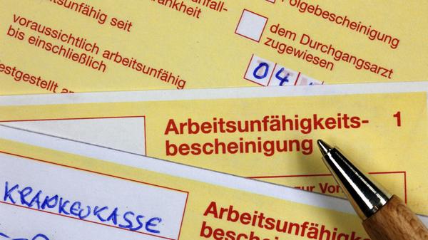 Weil mit dem Super Bowl auch jede Menge Chicken Wings, Chips und Bier einhergehen, ist der Montag nach dem Super Bowl für viele Arbeitnehmerinnen und Arbeitnehmer ein eher unangenehmer Tag. Rund 4,7 Millionen Amerikanerinnen und Amerikaner lassen sich einer Umfrage des Workforce Institute zufolge deshalb am "Super Bowl Monday", der aufgrund dieser Tatsache scherzhaft auch "Super Sick Monday" genannt wird, krankschreiben. Weitere 8 Millionen nehmen Urlaub, etwa 3,1 Millionen fangen deutlich später an und rund 6,3 Millionen machen früher Feierabend.