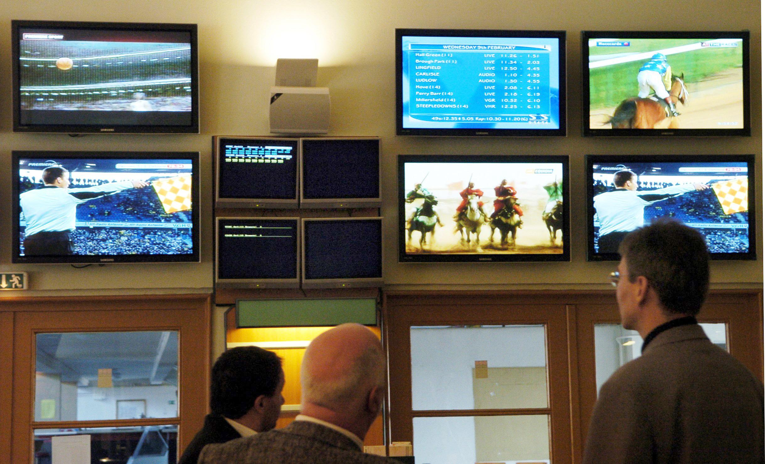 So manch einer wittert im Ausgang des Super Bowls das ganz große Glück. Sportwetten waren in den USA lange Zeit stark reguliert, die American Gaming Association spricht von insgesamt 6,8 Milliarden US-Dollar, die 2020 beim Super Bowl gewettet wurden. Tippen kann man im Übrigen auf wichtige Dinge wie das Endergebnis, wer zuerst punktet und natürlich auf die Farbe des isotonischen Getränks, das die siegreiche Mannschaft traditionell auf ihren Coach schüttet. Kein Scherz.