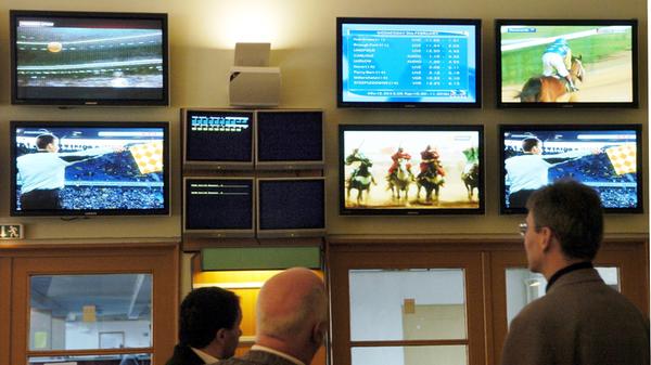 So manch einer wittert im Ausgang des Super Bowls das ganz große Glück. Sportwetten waren in den USA lange Zeit stark reguliert, die American Gaming Association spricht von insgesamt 6,8 Milliarden US-Dollar, die 2020 beim Super Bowl gewettet wurden. Tippen kann man im Übrigen auf wichtige Dinge wie das Endergebnis, wer zuerst punktet und natürlich auf die Farbe des isotonischen Getränks, das die siegreiche Mannschaft traditionell auf ihren Coach schüttet. Kein Scherz.