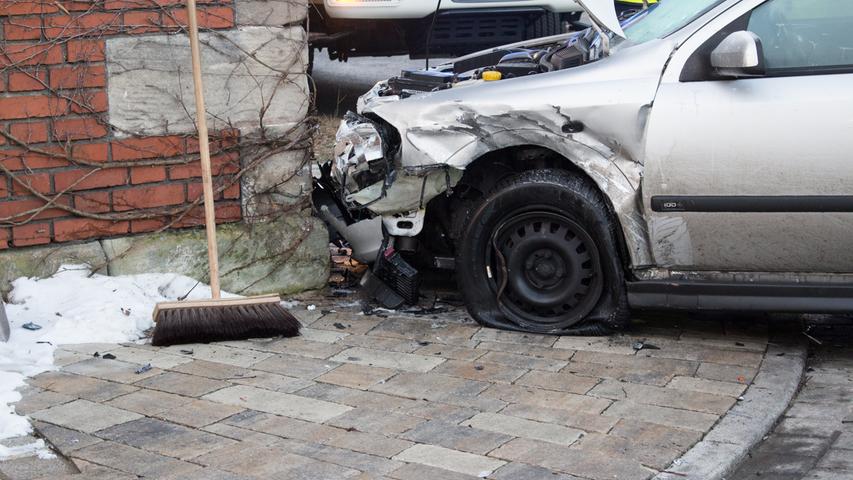 26-Jähriger übersieht Auto: Zweimal Totalschaden bei Seukendorf