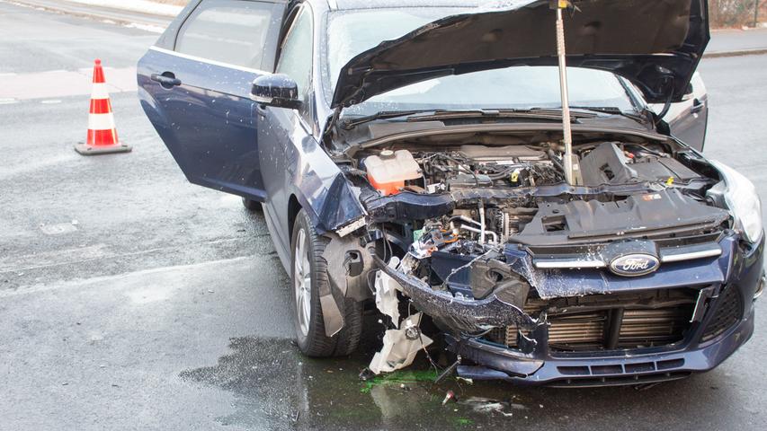 26-Jähriger übersieht Auto: Zweimal Totalschaden bei Seukendorf