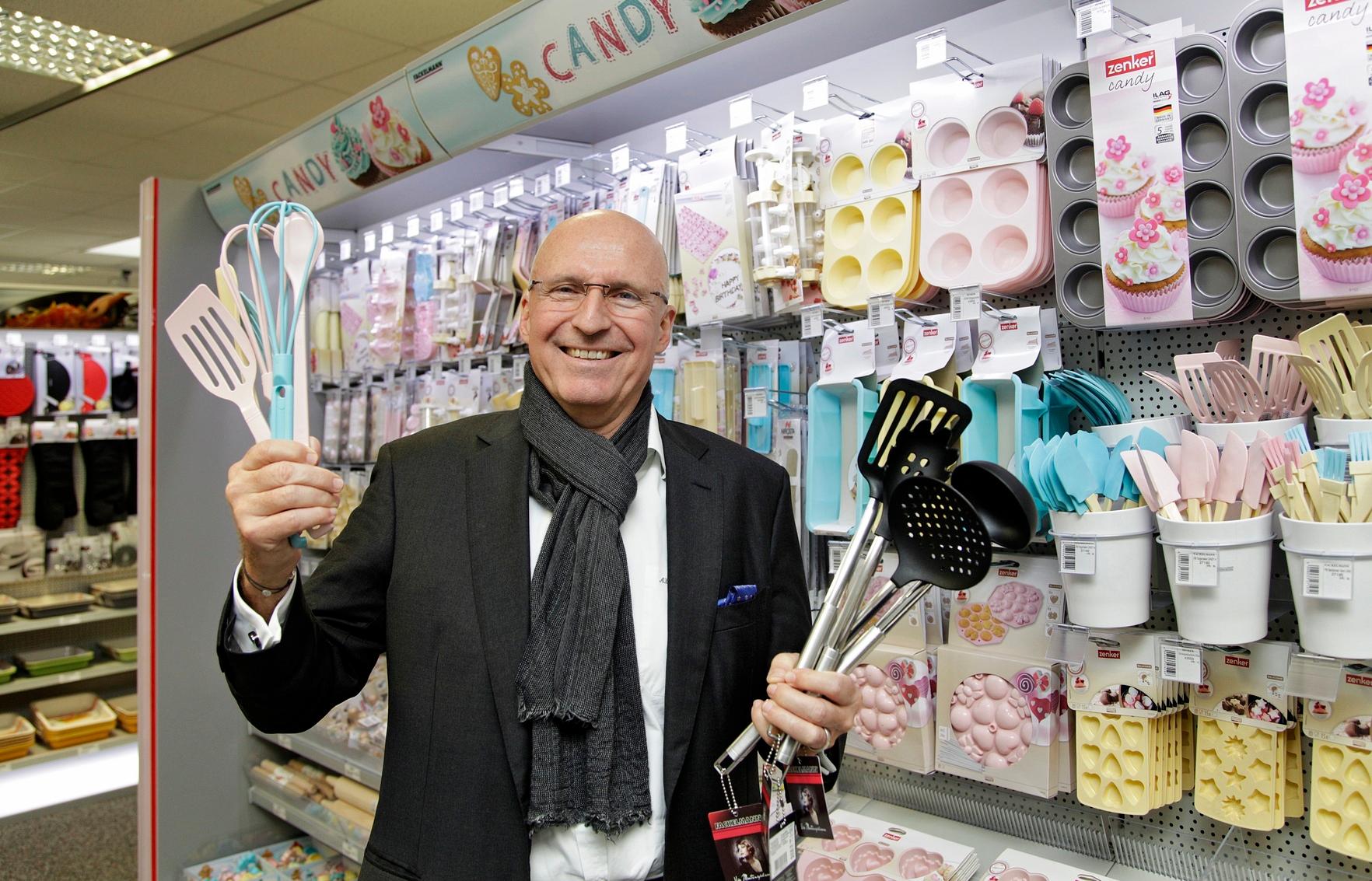 Was gibt es zu kaufen? Praktische Produkte für Haushalt, Küche und Bad: Backformen, Zuckerspender, Korkenzieher, Zeckenzangen für die Katze, aber auch Spiegelschränke und Waschbecken. Was kann ich sparen? Fackelmann verspricht Rabatte von teils über 50 Prozent, "was durch ein Angebot an z.B. Waren mit kleinen Schönheitsfehlern, Ausstellungsstücken und Artikeln ohne Verpackungen ermöglicht wird". Adresse: Nürnberger Str. 91, 91217 Hersbruck Öffnungszeiten: Montag bis Freitag:10-18 Uhr, Samstag: 9-16 Uhr