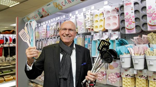 Was gibt es zu kaufen? Praktische Produkte für Haushalt, Küche und Bad: Backformen, Zuckerspender, Korkenzieher, Zeckenzangen für die Katze, aber auch Spiegelschränke und Waschbecken. Was kann ich sparen? Fackelmann verspricht Rabatte von teils über 50 Prozent, "was durch ein Angebot an z.B. Waren mit kleinen Schönheitsfehlern, Ausstellungsstücken und Artikeln ohne Verpackungen ermöglicht wird". Adresse: Nürnberger Str. 91, 91217 Hersbruck Öffnungszeiten: Montag bis Freitag:10-18 Uhr, Samstag: 9-16 Uhr