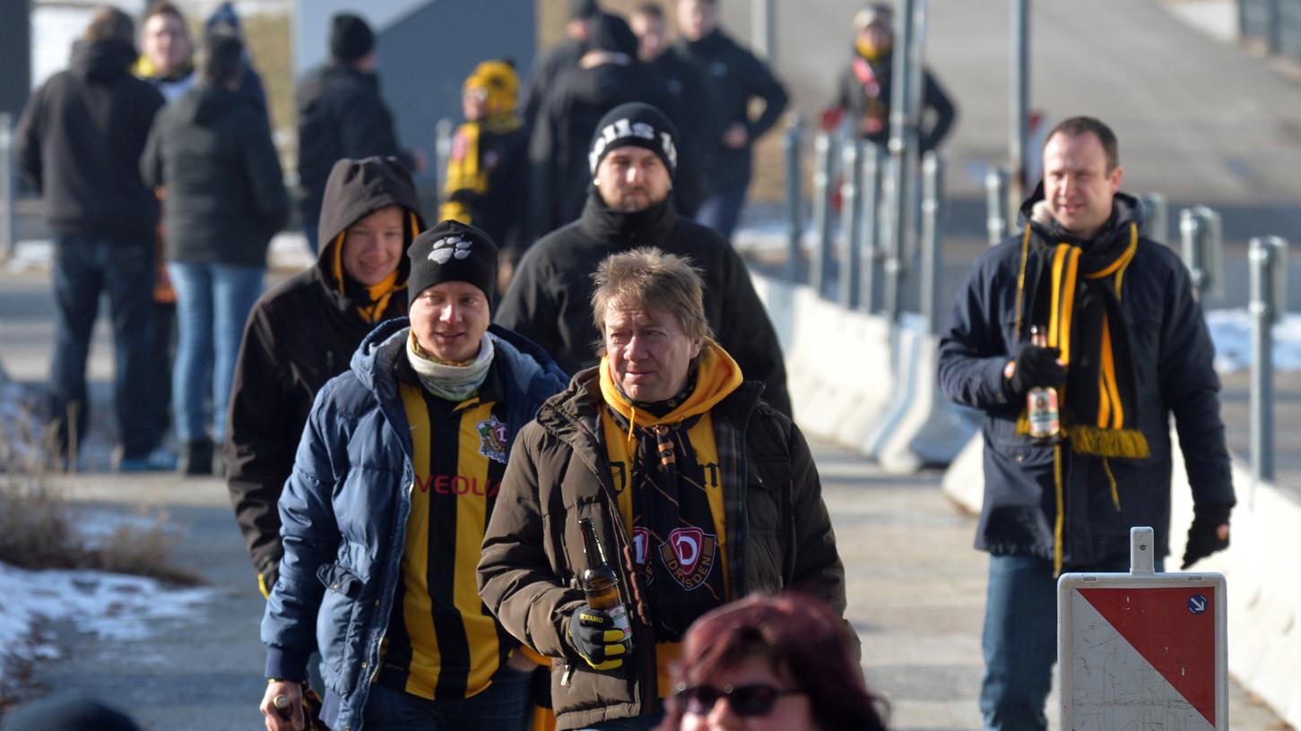 Fans von Dynamo Dresden auf dem Weg ins Nürnberger Stadion - laut Polizei blieb es ruhiger als erwartet.