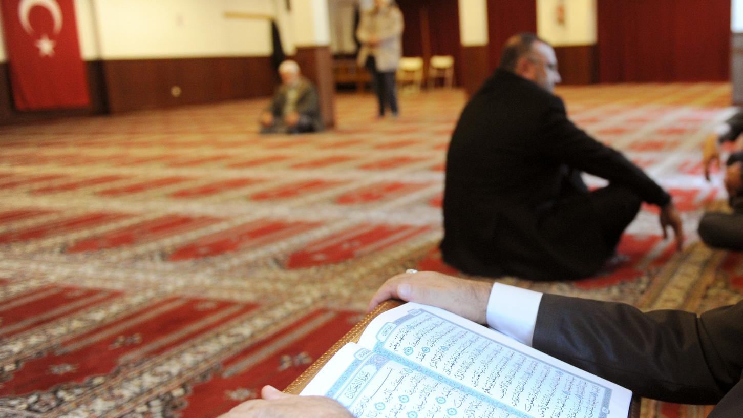 Imame des türkisch-islamischen Verbandes Ditib sollen in Deutschland türkische Oppositionelle bespitzelt und verraten haben. (Symbolbild) Imame des türkisch-islamischen Verbandes Ditib sollen in Deutschland türkische Oppositionelle bespitzelt und verraten haben. (Symbolbild)