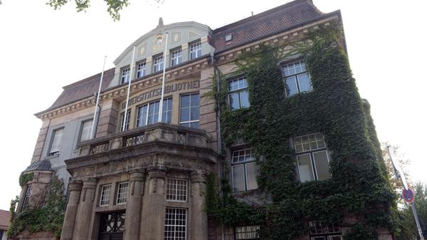 Ein Jahr nach dem Bau der Universitätsbibliothek bricht der Erste Weltkrieg 1914 aus. Im Kollegiengebäude und im Schloss entstehen Lazarette. Weil viele Studenten in den Krieg ziehen – weil sie einberufen werden oder sich freiwillig gemeldet haben –, sinkt die Zahl der Kommilitonen.