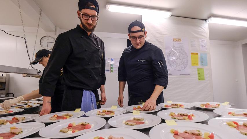 Küchenchef Marcel Mergner (rechts) und sein Sous-Chef Mark Ingo stehen sonst in Alexander Herrmanns Restaurant in Wirsberg. "Das ist Adrenalin pur im Palazzo", sagt Mergner.