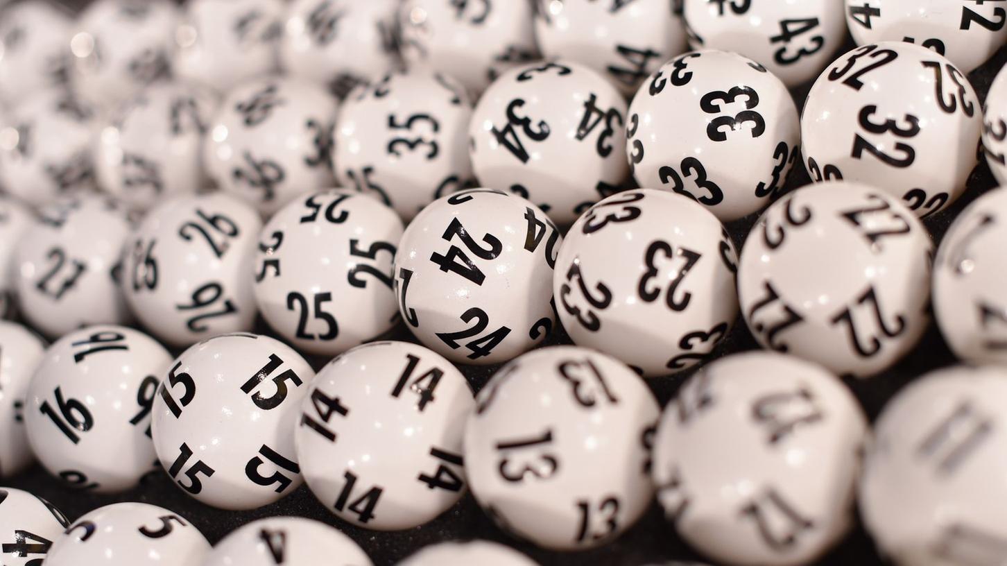 Nach dem Abräumen eines 90 Millionen Euro schweren Lottojackpots will der neue Multimillionär sein Geld erst einmal "krisensicher anlegen".