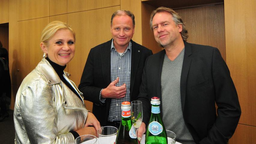 Sonja und Frank Geppert, Inhaber der Schreinerei Popp, mit Helmut Zolleis (Mitte) von gleichnamigen Autohaus.
