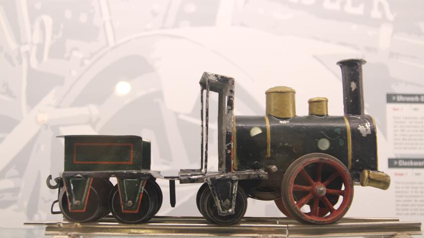 Zwischen 1891 und 1895 produzierte Märklin diese Uhrwerk-Dampflokomotive, das "Storchenbein" genannt. Es ist eines der ersten Produkte des Unternehmens.