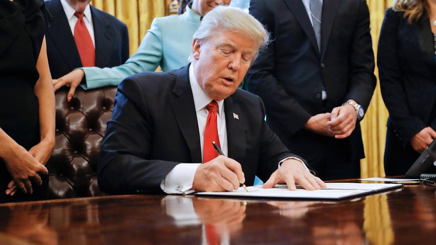Trump macht ernst: Kaum im Amt unterzeichnet er die ersten Dekrete, um seine Wahlkampfversprechen einzulösen - darunter der Mauerbau an der Grenze zu Mexiko und die Rücknahme von Obamacare. Wer dachte, der Republikaner würde sich mäßigen, sobald er im Oval Office sitzt, irrt vorerst.