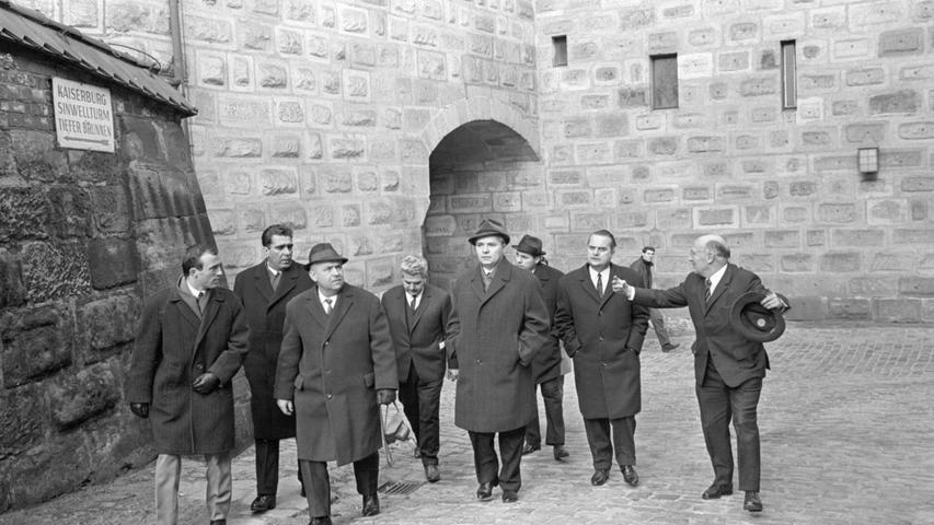 Die Nürnberger dürfen der Freundschaft, der guten Nachbarschaft und des Verständnisses von zwei Millionen Menschen in vier rumänischen Städten sicher sein.  Hier geht es zum Artikel vom 2. Februar 1967: Rumänen geloben Freundschaft.