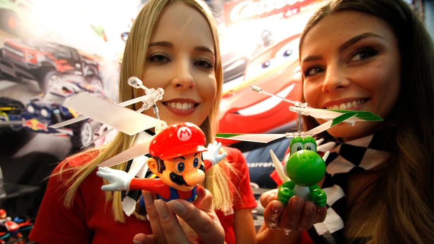 Sie zählen für NN-Redakteurin Verena Litz zu den Favoriten auf der Neuheitenschau der Spielwarenmesse: Klempner Super Mario als Flugobjekt in Superman-Haltung; auch sein Kumpel Yoshi kann abheben. Beide Super-Flieger bringt die Firma Stadlbauer im zweiten Halbjahr 2017 auf den Markt.