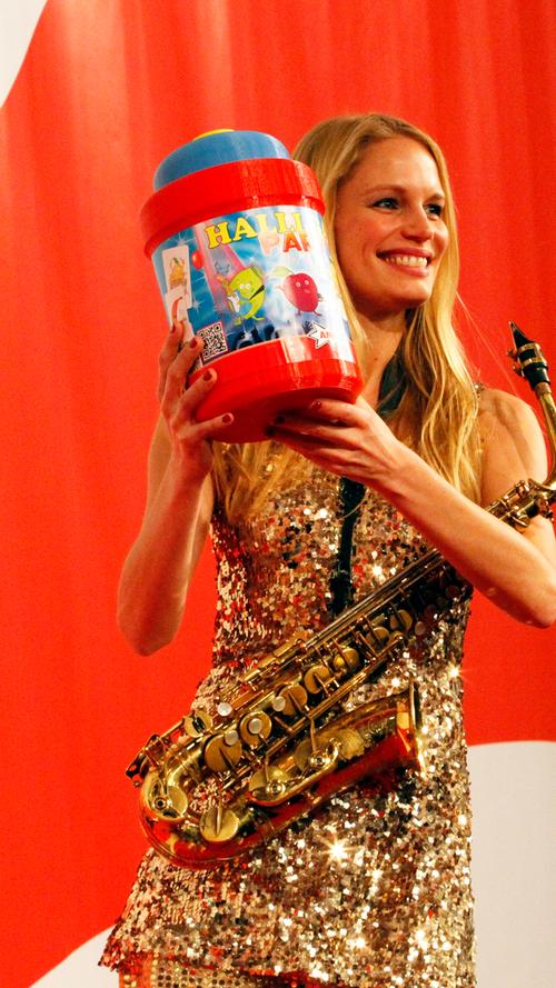 Feierlaune verbreitet das Spiel "Halli Galli Party" mit musizierenden Früchten (ja, so etwas gibt's) - auf der Neuheitenschau fetzig in Szene gesetzt mit einer Saxophonistin.