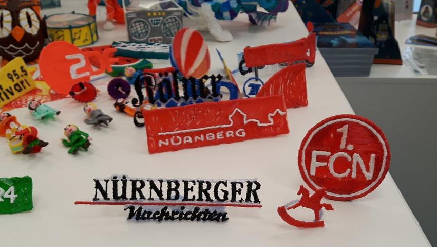 Nein, das war nicht bestellt: 3D-Kunst im Zeichen der Nürnberger Nachrichten. Das Kreativ-Spielzeug "3Doodler", das laut Hersteller mit Öko-Kunststoff und einem 3D-Zeichenstift arbeitet, macht solche Schriftzüge und noch viel mehr möglich.