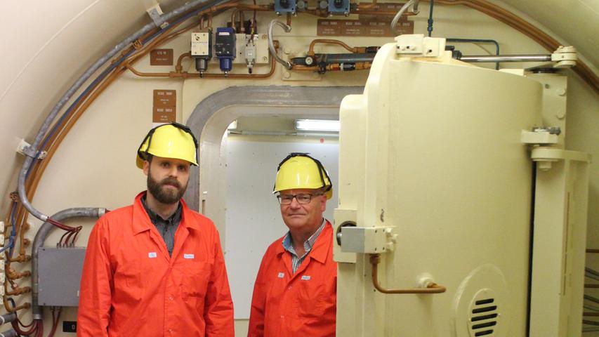 Sascha Haberland (links), Leiter des Teilbereichs Entsorgung, und Herbert Liebhaber, stellvertretender Kraftwerksleiter, in der Druckschleuse zum Reaktorgebäude des Kernkraftwerks Grafenrheinfeld.