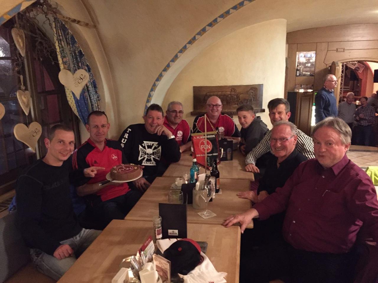 Die "Meyersinger Rot-Schwarz Allgäu" sind bei der Frage, was der Klub in dieser Saison erreichen kann, sehr unterschiedlicher Meinung. Einige schielen noch nach oben, andere rechnen eher mit einem Platz im grauen Mittelmaß. Auch aus Alois Schwartz wird man im Allgäu nicht recht schlau: "Wenig Emotionen, aber einige strategische Spuren sind erkennbar", sagt Thomas Wieczorek. Immerhin in einer Sache sind sie sich einig: "Wir werden dem Club die Daumen drücken."