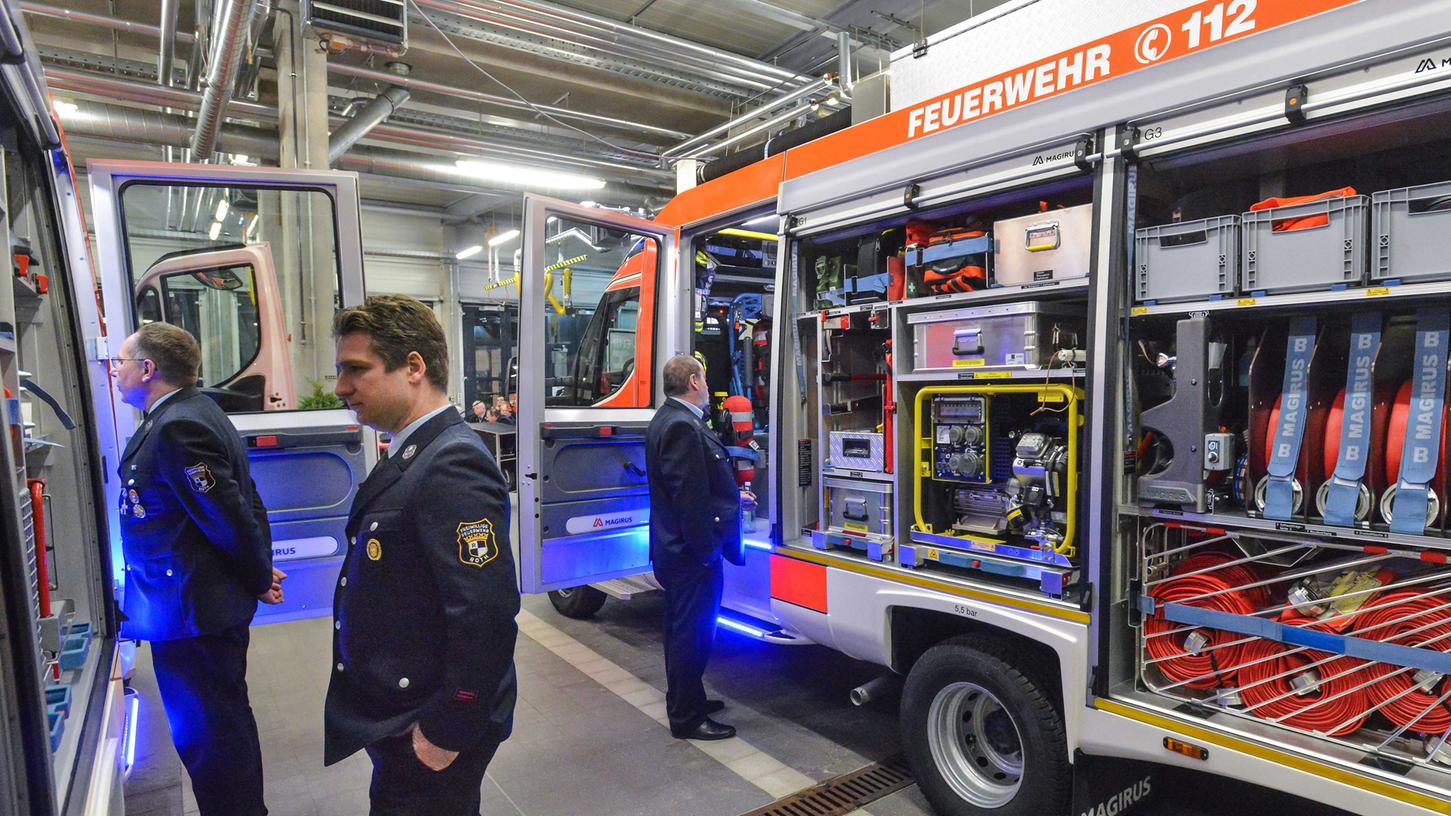 In der Gerätehalle der Freiwilligen Feuerwehr Roth begutachten die Floriansjünger ihre neuen Einsatzfahrzeuge.