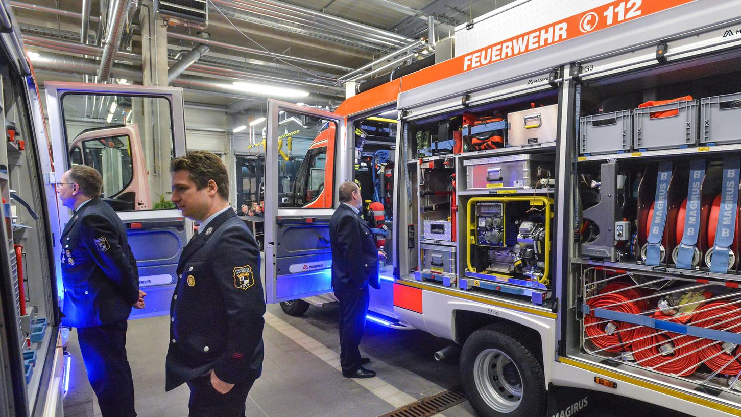 In der Gerätehalle der Freiwilligen Feuerwehr Roth begutachten die Floriansjünger ihre neuen Einsatzfahrzeuge. In der Gerätehalle der Freiwilligen Feuerwehr Roth begutachten die Floriansjünger ihre neuen Einsatzfahrzeuge.