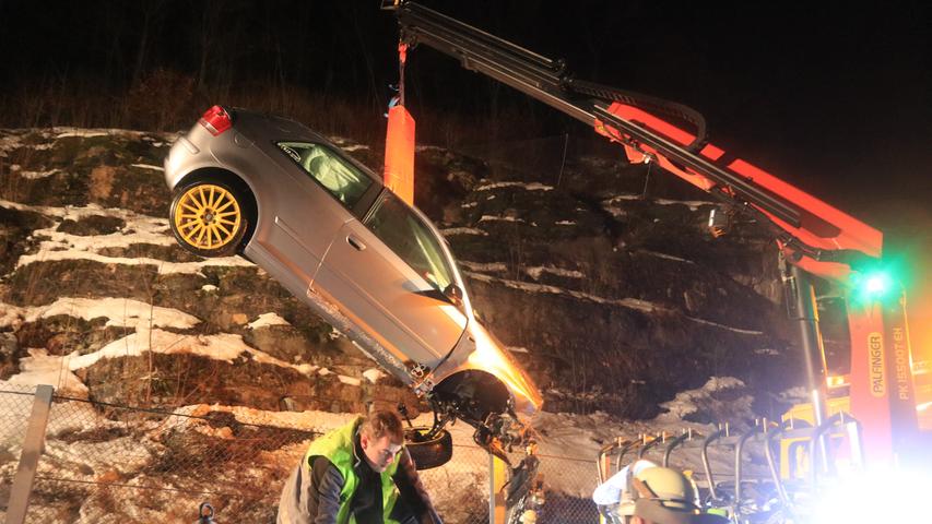 Unfall bei Eschlipp: Audi prallt gegen Felsen