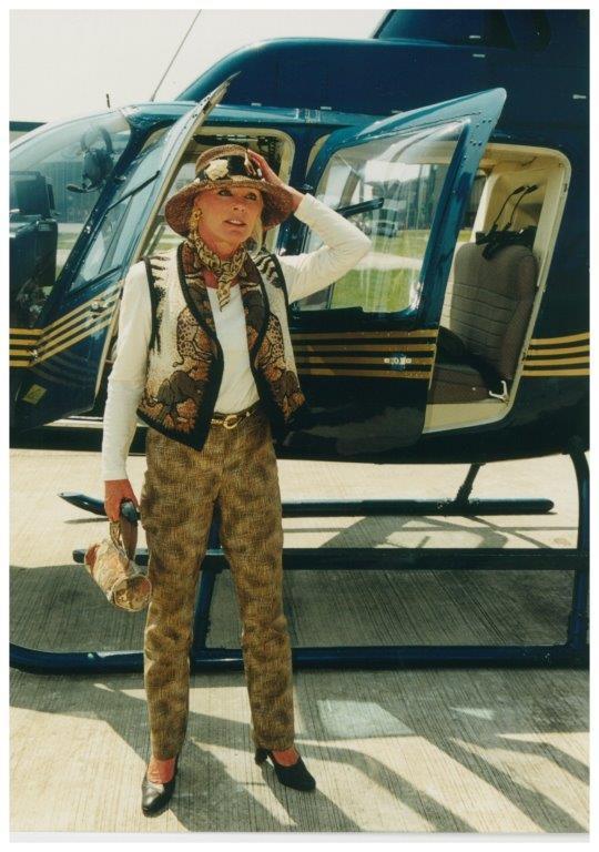 Elke Sommer ist Sängerin, Schauspielerin, Regisseurin und Malerin. Sie ist aber auch Fränkin. Der in Niederndorf bei Herzogenaurach aufgewachsene Star landete 1998 im lässigen Safarioutfit auf dem Nürnberger Flughafen.