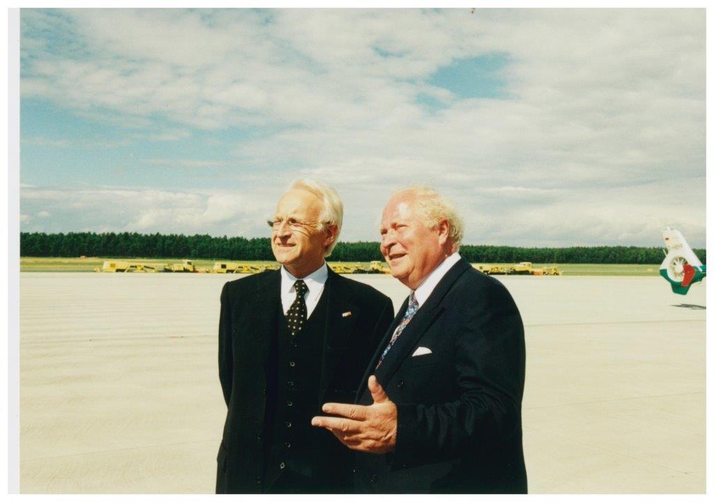 Gegen die fränkische Sonne muss selbst ein Bayerischer Ministerpräsident ankämpfen. Nürnbergs ehemaliger Oberbürgermeister Ludwig Scholz (rechts) empfängt 1999 Edmund Stoiber auf dem Rollfeld.